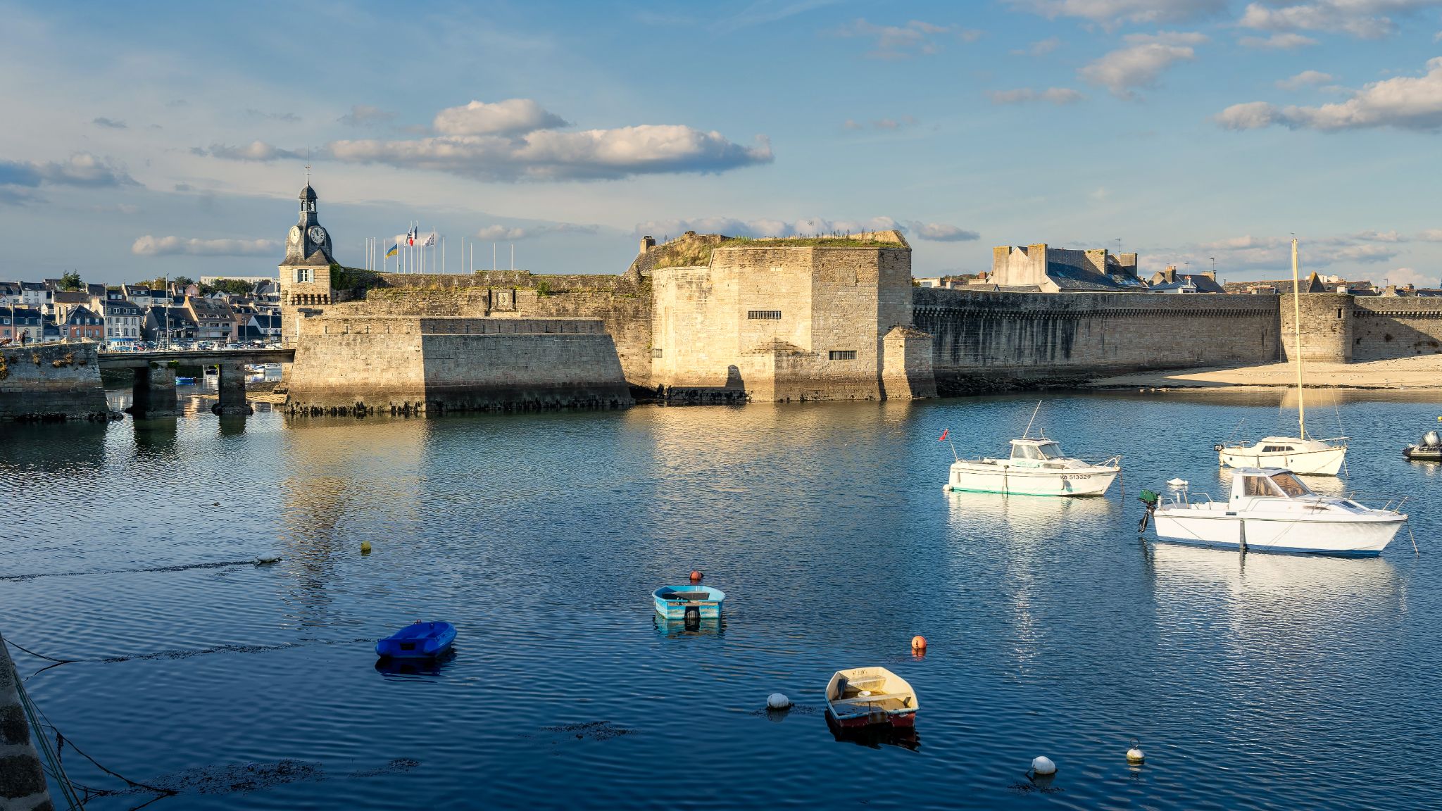 Die Ville Close ist eine befestigte Inselstadt mit engen Gassen, Hafenblick und vielen Touristen, umgeben von Granitmauern aus dem Mittelalter.